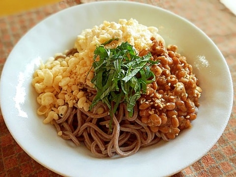 ゴマ油香る♪豆腐と納豆のせ冷やし蕎麦